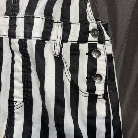 ✨LAST CHANCE✨ Striped overall shorts!🖤🤍 - Picture 3 of 4